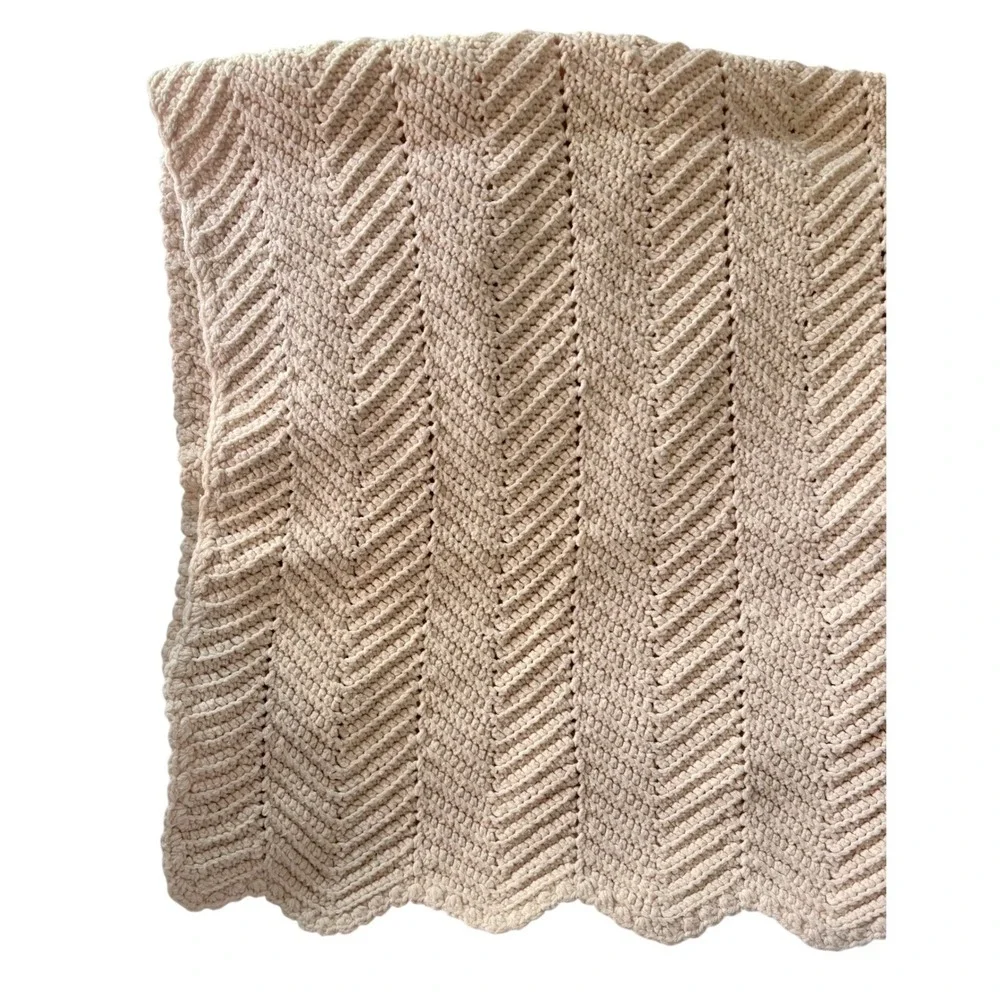 Handmade Crochet Baby Blanket Cream Off White Chevron Ripple Scalloped Edge Knit